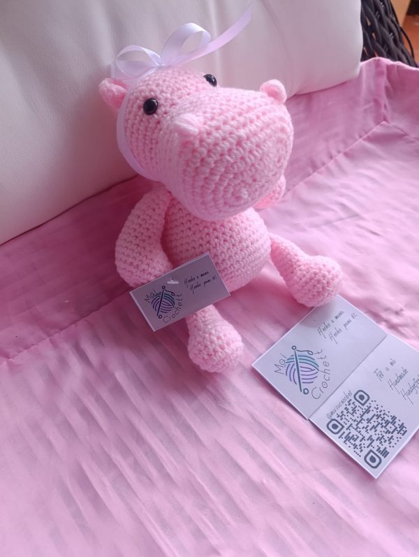 Hipopótamo Rosa Amigurumi con Lazo - Creación Artesanal de Crochet - Imagen 2